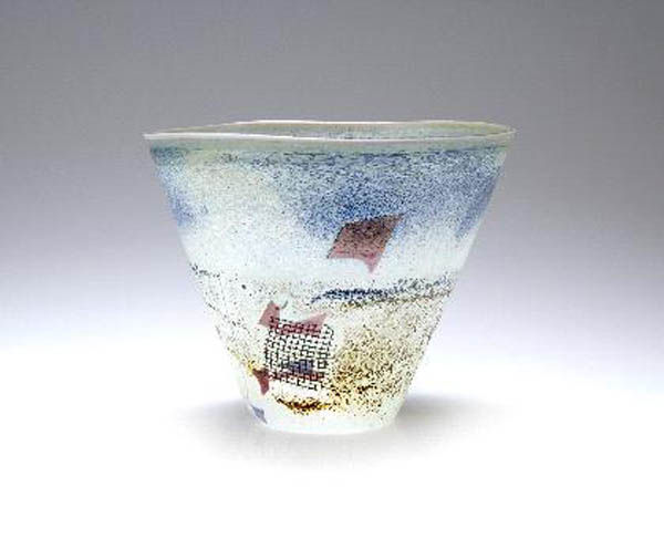 Bertil Vallien, Vase, um 1985: Schrägwandig. H. 13,5 cm. Ausführung in der Boda Glasbruk, Schweden. Farbloses Glas, Oxid- und Glaspulverbeschmelzung in mehreren Farben sowie Beschmelzung mit Metallkröseln bzw. Drahtgitter. Boden