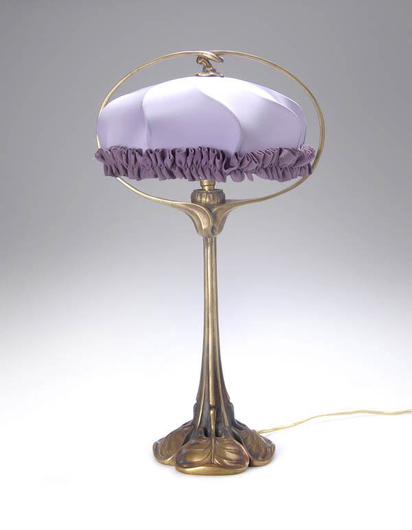 Edward Colonna, Table Lamp, around 1901: H. 47.5 cm. Executed for Galerie 'L'Art Nouveau' S. Bing, Paris. Bronze, cast, chased; rosette-like screw for lamp-shade inside. Marked at stand. Electrified, one socketAusst. Kat. E. Colonna, Hrsg. M