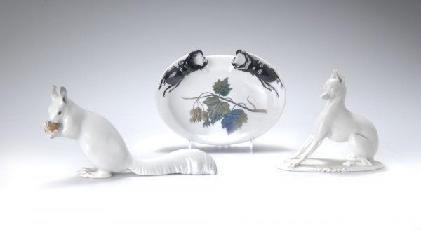 Joseph Fischer, Zierschale, um 1912: Querovale Form, flach gemuldet, auf dem schräg erweiterten Rand mit ausgesparter Mulde zwei plastisch ausgeformte Hirschkäfer. 17,5 x 12,4 cm. Ausführung: Porzellanfabrik Ph. Rosenthal, Selb, um 19