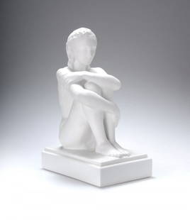 Richard Scheibe, 'Sitzendes Mädchen', 1934: Auf gestuftem, querrechteckigem Sockelstand. H. 23,5 cm. Ausführung: Königl. Porzellan-Manufaktur Berlin. Bisquitporzellan, weiß, der Sockel glasiert. Unter dem Sockel bez.: Szeptermarke (blau, unt