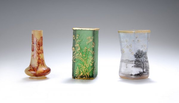 Daum Frères, Nancy, Vase, around 1908: H. 11.5 cm. Colorless encased glass, inner layer with yellow melted inclusions with raspberry-red spots, flat etched in relief, mat iridescent, wine-red enamel; front design; thistle twig with rich fo