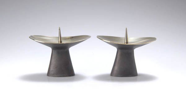 Carl Auböck, Vienna, Pair of candle sticks, 1947-: Brass, chiseled, patinated, polished. H. 8 cm. From the actual assortment of the workshop Carl Auböck, Vienna. Under the stand marked: AUBÖCK, MADE IN AUSTRIA.