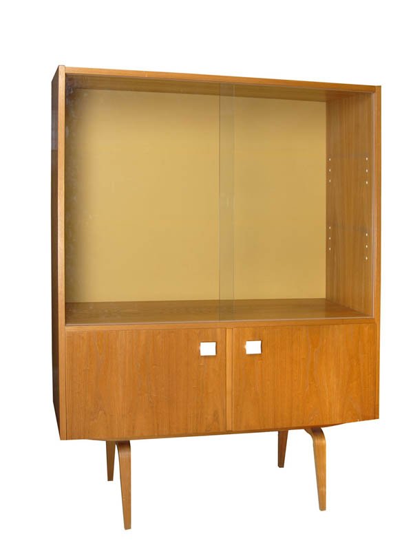 Franz Ehrlich, Bücherschrank, 1964/65: Komplettierungsfähiges Einzelmöbel'. Aus dem Anbaumobiliar eines Arbeitszimmers. H. 142 cm; B. 109,5 cm; T. 44 cm. Ausführung: VEB Deutsche Werkstätten, Hellerau, Model 427/D, 1966. Rüster, weiß