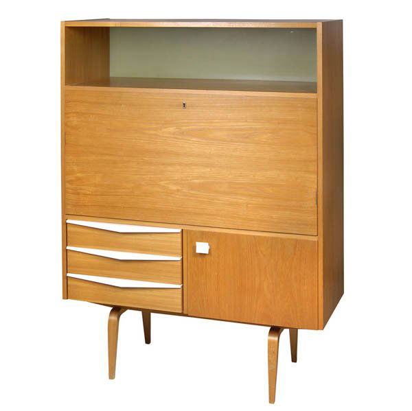 Franz Ehrlich, Schreibschrank, um 1964/65: Komplettierungsfähiges Einzelmöbel'. Aus dem Anbaumobiliar eines Arbeitszimmers. H. 142 cm; B. 109,5 cm; T. 44 cm. Ausführung: VEB Deutsche Werkstätten, Hellerau, Model 427/E, 1966. Rüster, weiß