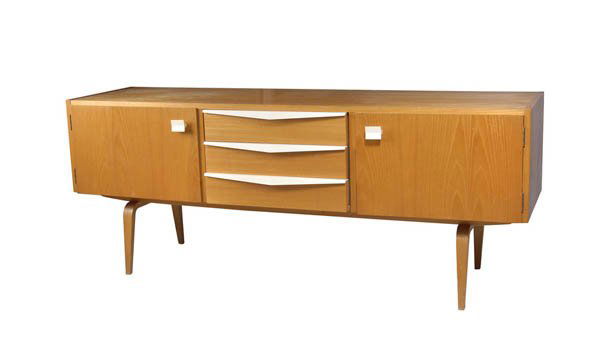 Franz Ehrlich, Flacher Geschirrschrank, 1964/65: Komplettierungsfähiges Einzelmöbel'. Aus dem Anbaumobiliar eines Arbeitszimmers. H. 64,6 cm; B. 163,3 cm; T. 44 cm. Ausführung: VEB Deutsche Werkstätten, Hellerau, Model 427/K, 1966. Rüster, wei�