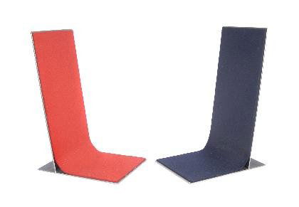 Hermann Becker, 'Rückenlehne', um 1986: Modell für das rückengestützte Sitzen am Boden. Rechteckige Standplatte, schräg gestellte, hohe Rückenlehne. H. 60 cm. Ausführung: Hermann Becker, Stahlmöbel, Krefeld Linn. Stahl, aus zwei Teil