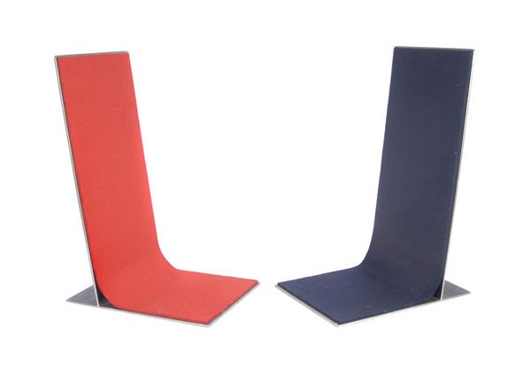 Hermann Becker, 'Rückenlehne', um 1986: Modell für das rückengestützte Sitzen am Boden. Rechteckige Standplatte, schräg gestellte, hohe Rückenlehne. H. 60 cm. Ausführung: Hermann Becker, Stahlmöbel, Krefeld Linn. Stahl, aus zwei Teil