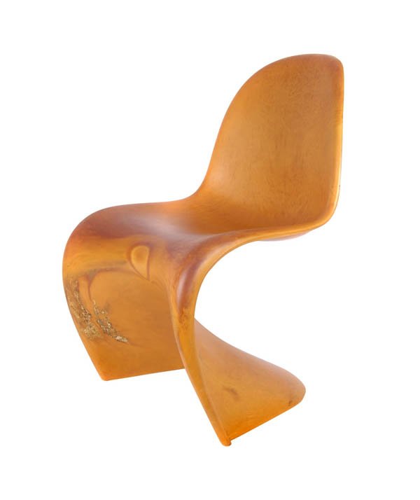Verner Panton, 'Panton-Stuhl', 1959/60: Geschwungene S-Form. H. 81 cm; B. 49 cm. Hersteller: Herman Miller, Zeeland / Vitra AG, Weil am Rhein, um 1968. Ockerorangefarbener, leicht marmorierter Polyurethan-Hartschaum 'Baydur', gegossen. Alex