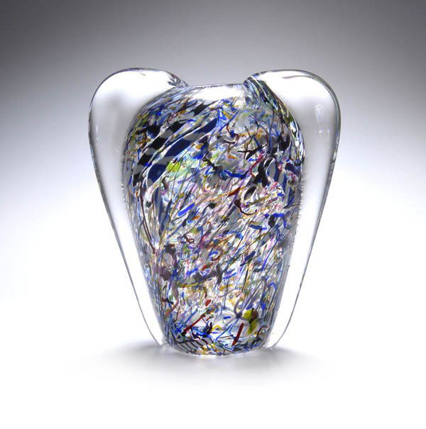 Bertil Vallien, Vase 'Centilop', um 1980: Hochovale Gefäßform mit stark ausgewölbter Schulter, seitlich je eine von der Schulter zum Stand führende, handhabenartige Applikation. H. 19 cm. Ausführung: Kosta Boda, Kosta; Serie Artist Colle