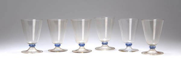 Karl Bertsch, Sechs Weissweingläser, 1929: Modell passend zur vorhergehenden Nummer.Tiefe, schrägwandige Kuppa, Linsennodus, flach ausgestellter Rundstand mit hohlem Schaftansatz, aufgetriebene Randkante. H. 12 cm. Ausführung: M.V.M. Cappell