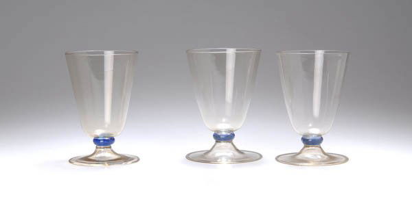 Karl Bertsch, Rotweinglas, 1929: Modell passend zu den vorhergehenden Nummern. Tiefe, schrägwandige Kuppa, Linsennodus, flach ausgestellter Rundstand mit hohlem Schaftansatz, aufgetriebene Randkante. H. 14 cm. Ausführung: MVM. Capp