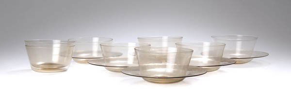 Karl Bertsch, Paar Schalen, 1929: Modell passend zu den vorhergehenden Nummern. Schrägwandige Form, Flachboden. H. 5 cm. Ausführung: M.V.M. Cappellin e C., Murano. Zart rauchbraun getöntes, dünnwandig geblasenes Glas. Stand bez.: