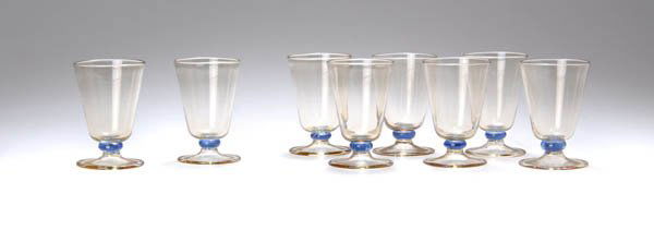 Karl Bertsch, Paar Schnapsgläser, 1929: Modell passend zu den vorhergehenden Nummern. Tiefe, schrägwandige Kuppa, Linsennodus, flach ausgestellter Rundstand mit hohlem Schaftansatz, aufgetriebene Randkante. H. 7,5 cm. Ausführung: M.V.M. C