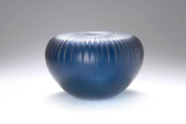 Giorgio Vigna, Vase 'fonte', 1998: Runde, stark ausgebauchte Form, abgeflachte Schulter, eingezogene, enge Mündung. H. 16 cm. Ausführung: Venini & C., Murano. Farbloses Glas, blauer Teilunterfang, zentrierter, von der geschliffenen M
