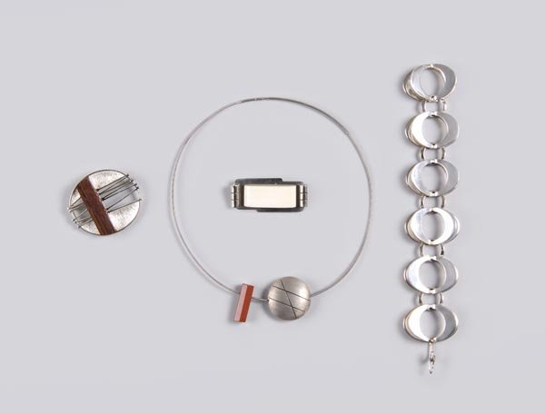 Theresia Hvorslev, Lidköping, Schweden, Gliederarm: Querovale u. ringförmige Glieder im Wechsel, Hakenverschluss mit Sicherheitsachter. Ausführung: Firma Alton, Schweden. Bez.: Theresia (Schriftzug), Alton, S, V9, Punze mit drei Kronen. L. 19,5 cm. C