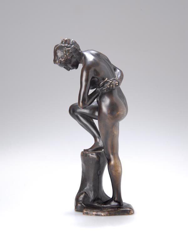 Max Klinger, 'Badendes Mädchen', 1896/97: Stehender weiblicher Akt, nach unten blickend, die Arme hinter dem Rücken verschränkt, das angezogene rechte Bein auf einen Baumstumpf gestützt, schildförmiger Natursockel; montiert auf einen wür