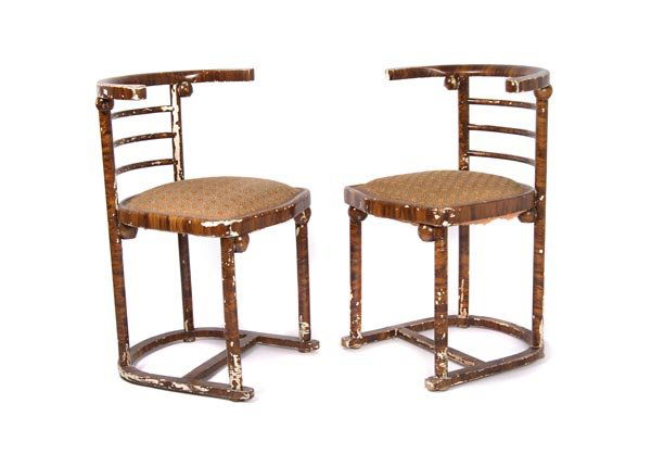Josef Hoffmann, Paar Stühle, um 1908: Runde Stützen, z. T. mit Rillendekor, auf U-förmigem Stand mit Querverbindung, ausgeformter Rückensteg mit drei waagerechten Rundsprossen, Polstersitz, kugelförmige Stützkugeln. Ausführung: Mund