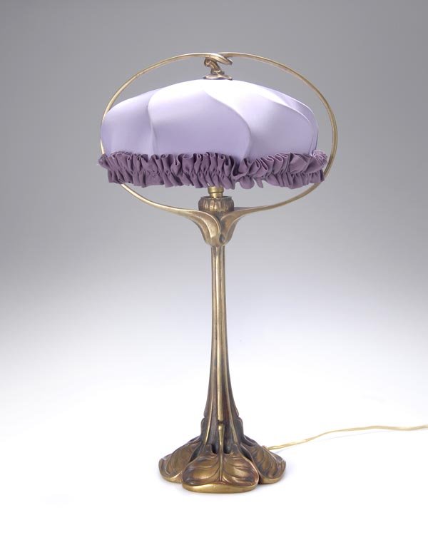 Edward Colonna, Table Lamp, around 1901: H. 47.5 cm. Executed for Galerie 'L'Art Nouveau' S. Bing, Paris. Bronze, cast, chased; rosette-like screw for lamp-shade inside. Marked at stand. Electrified, one socket Ausst. Kat. E. Colonna, Hrsg.