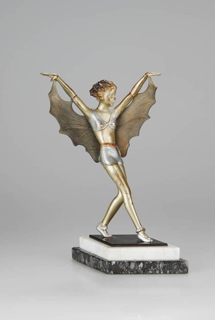 Josef Lorenzl, Schmetterlingstänzerin, um 1925: Bronze, gegossen, ziseliert, mehrfarbig bemalt, zweiteiliger, rautenförmiger Sockel aus dunklem u. weißem Marmor. Auf der Standplatte sign.: Lorenzl (vertieft). Figur H. 26 cm; Sockel H. 4 cm.Vgl. B