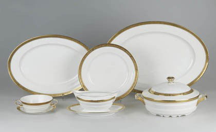 Friedrich Fleischmann, Teilservice, 1927: Modell 'Madeleine'. 15 große Teller, 6 Vorspeisenteller, 16 Suppentassen u. 17 Unterteller, 9 Brotteller, 1 Deckelschüssel, 1 große u. 1 kleinere ovale Anbietplatte, 1 Saucière. Ausführung: Ph. R