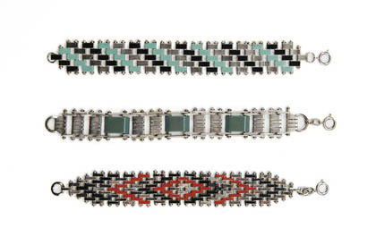 Jakob Bengel, Idar-Oberstein, Armband, um 1931: Sog. Ziegelsteinmuster, an den Enden schmal zulaufend. Metall, verchromt, mintgrün u. schwarz, mit Federring. L. 18 cm. Vgl. W. Lindemann (Hrsg.), Wilhelm, Bengel Art Déco Schmuck und Industrie-Denk