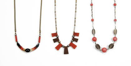 Jakob Bengel, Idar-Oberstein, Halskette, um 1932: Ornamentale Ketten- u. ovale Zierglieder aus Messing, verchromt, Kugeln aus lachsfarbenem Galalith, mit Federring. L. 42,5 cm.