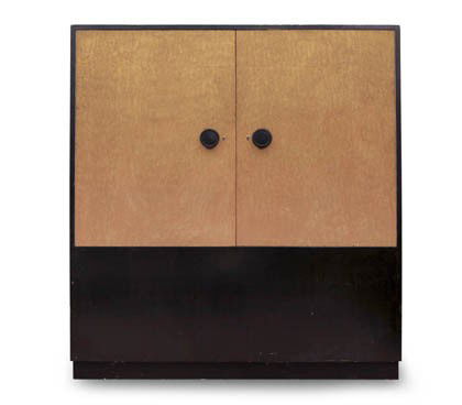 Deutschland, Kleiderschrank, um 1930: Geradliniger, zweitüriger Korpus mit scheibenförmigen Griffen. Modell in Art der Möbelentwürfe von Erich Dieckmann (Kauernick/Ostpreußen 1896 - 1944 Berlin). Holz, mattschwarz lackiert, Vogelauge