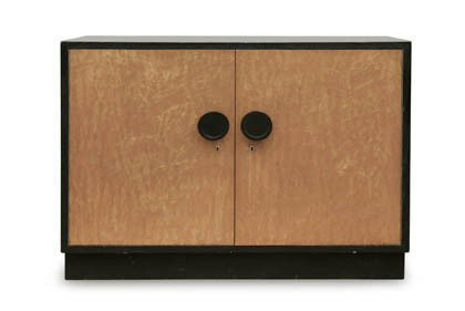 Deutschland, Halbschrank, um 1930: Geradliniger, zweitüriger Korpus auf abgesetztem Sockel, scheibenförmige Griffe. Modell in der Art der Möbelentwürfe von Erich Dieckmann (Kauernick/Ostpreußen 1896 - 1944 Berlin). Holz, mattschwa