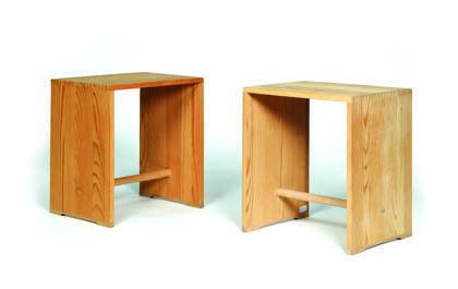 Max Bill und Hans Gugelot, Ulmer Hocker, 1954: Ausführung: Wohnbedarf Zürich, um 1992. Drei verzinkte Fichtenbretter, Rundstab sichtbar in die Seitenwangen verzapft, Standkufen aus Buche. Sign.: Bill (roter Kugelschreiber). H. 44 cm; 39 x 29,5 c