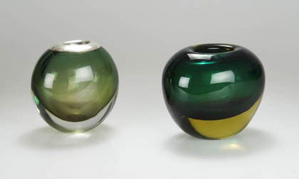 Gunnar Ander, Vase, um 1965: Ausführung: Glasbruks Lindshammar, Schweden. Dickwandiges, grün getöntes Glas, kräftig gelb überstochen. Boden bez.: Lindshammar Sweden G. Ander 1304 (Schriftzug, graviert). H. 11,5 cm.