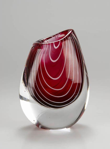 Viktor (Vicke) Lindstrand, Vase, um 1952: Rot getöntes Glas, weiße Fadeneinschmelzungen, kräftig farblos überstochen. Boden bez.: LH 1115 (geritzt). H. 15,5 cm.Helmut Ricke u. Lars Thor (Hrsg.), Schwedische Glasmanufakturen, Produktionska