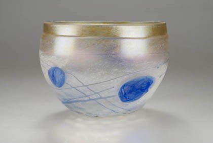 Bertil Vallien, Schale, um 1985: Ausführung: Boda Glasbruk, Schweden. Farbloses Glas, faden- u. punktförmige Oxidein- u. -aufschmelzungen in Blau, Gelb u. Weiß, irisiert. Boden sign. u. bez.: BODA ... (unleserlich) BVALLIEN 58015