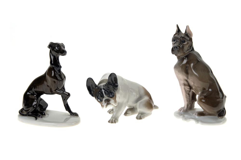 Fritz Diller, Windspiel, 1913: Ausführung: Ph. Rosenthal, Selb, Modell-Nr. 289, um 1920. Porzellan, glasiert, Unterglasurbemalung in Brauntönen. Sockel sign.: F. Diller (braune Glasur, aufgemalt). Unterseite bez.: Fabrikmarke (gr