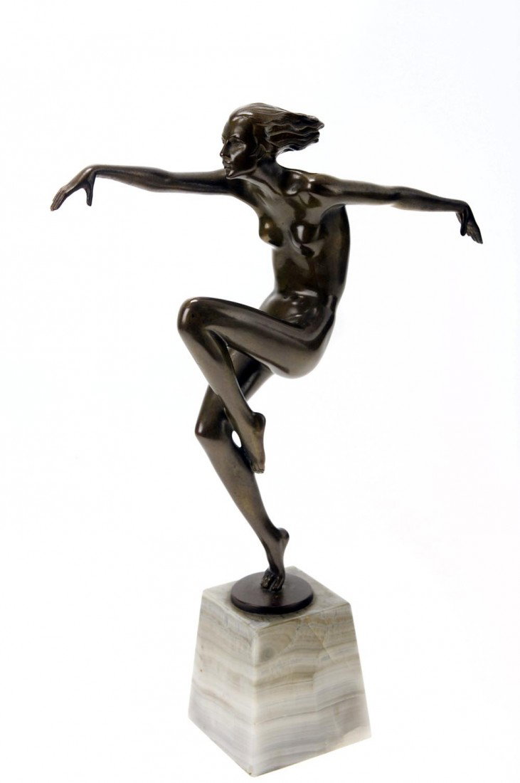 Josef Lorenzl, Tänzerin, um 1928: Auf vierseitigem, verschraubtem Onyxsockel. Bronze, braun patiniert. Runde Standkante sign.: LORENZL. Figur, H. 26 cm; Sockel, H. 8 cm. Vgl. B. Catley, Art Deco and other figures, Woodbridge 2003, S. 
