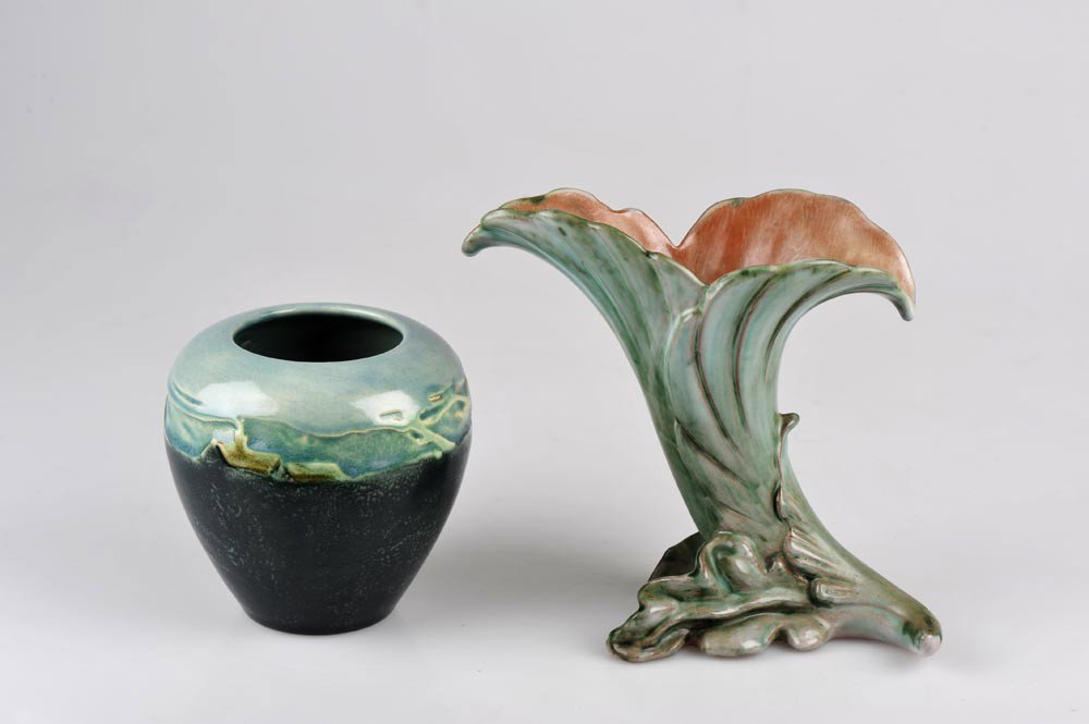 Sally Alice Toohey , Vase, 1915: Ausführung: Rookwood Pottery, Cincinnati, Ohio, USA. Heller Steingutscherben, Glasurmalerei vorwiegend in transparentem Hellblau u. leicht durchsprenkelten Moosgrün, Schulter mit umlaufendem Dekor i