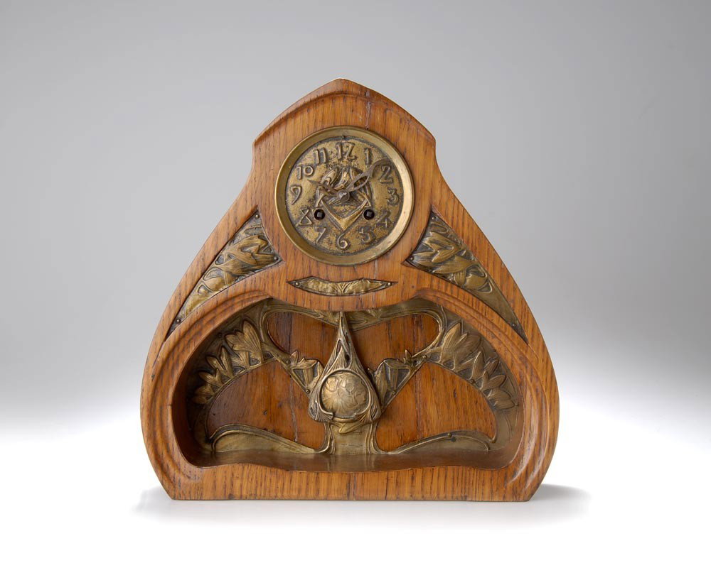 Maurice Dufrène, Paris, Mantle-Piece-Clock, around: H. 32.5 cm; 32.5 x 8.3 cm. Elm-tree, stained light-brown, polished matt; dial and fittings in brass, gilt, glass lid. Clockwork, pendulum and key Documents sur L'Art Industriel au XXe siècle, Hrsg. L