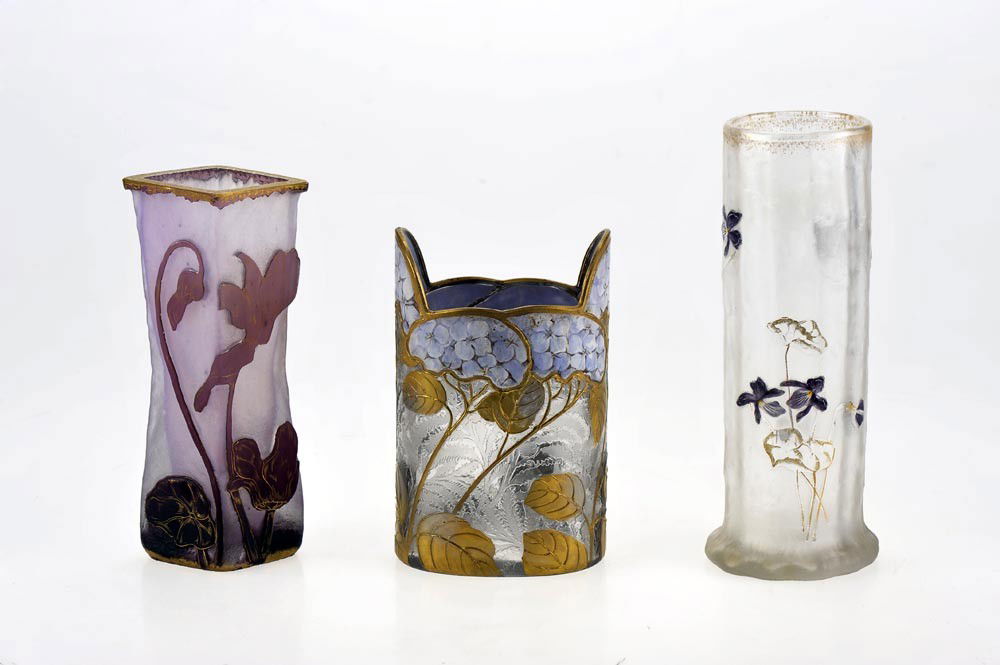 Daum Frères, Nancy, Vase, um 1898: Farbloses Überfangglas, Innnenschicht mit blass violetten Pulvereinschmelzungen, Fond eisglasartig reliefiert matt geätzt, violett überfangen, Schauseite mit flach reliefiert geätztem Alpenveilche