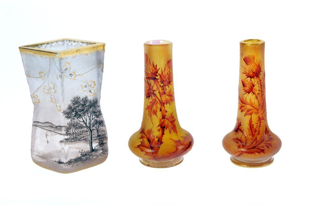 Daum Frères, Nancy, Vase, around 1908: H. 11.5 cm. Colorless encased glass, inner layer with yellow melted inclusions with raspberry-red spots, flat etched in relief, mat iridescent, wine-red enamel; front design; thistle twig with rich fo