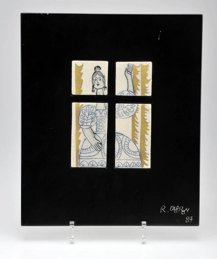 Roger Capron, Keramikbild, 1987: Vierteiliges Bild einer jungen Frau. Weißlicher, leicht narbiger Scherben, unglasiert, Glasurmalerei in Dunkelblau, Goldauftrag. Rechte Bildplatte am Rand sign.: R. CAPRON (geritzt). Montiert in eine