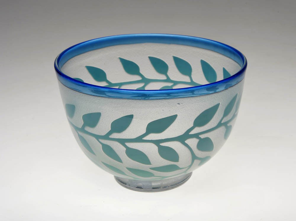 Bertil Vallien, Schale, um 1980: Ausführung: Kosta Boda, Glasbruk, Schweden. Farbloses Glas, Außenwandung poliert, Innenwandung opak-türkisfarben überfangen, umlaufend mit Blattranke reliefiert geätzt über eisglasartig rauem Fo