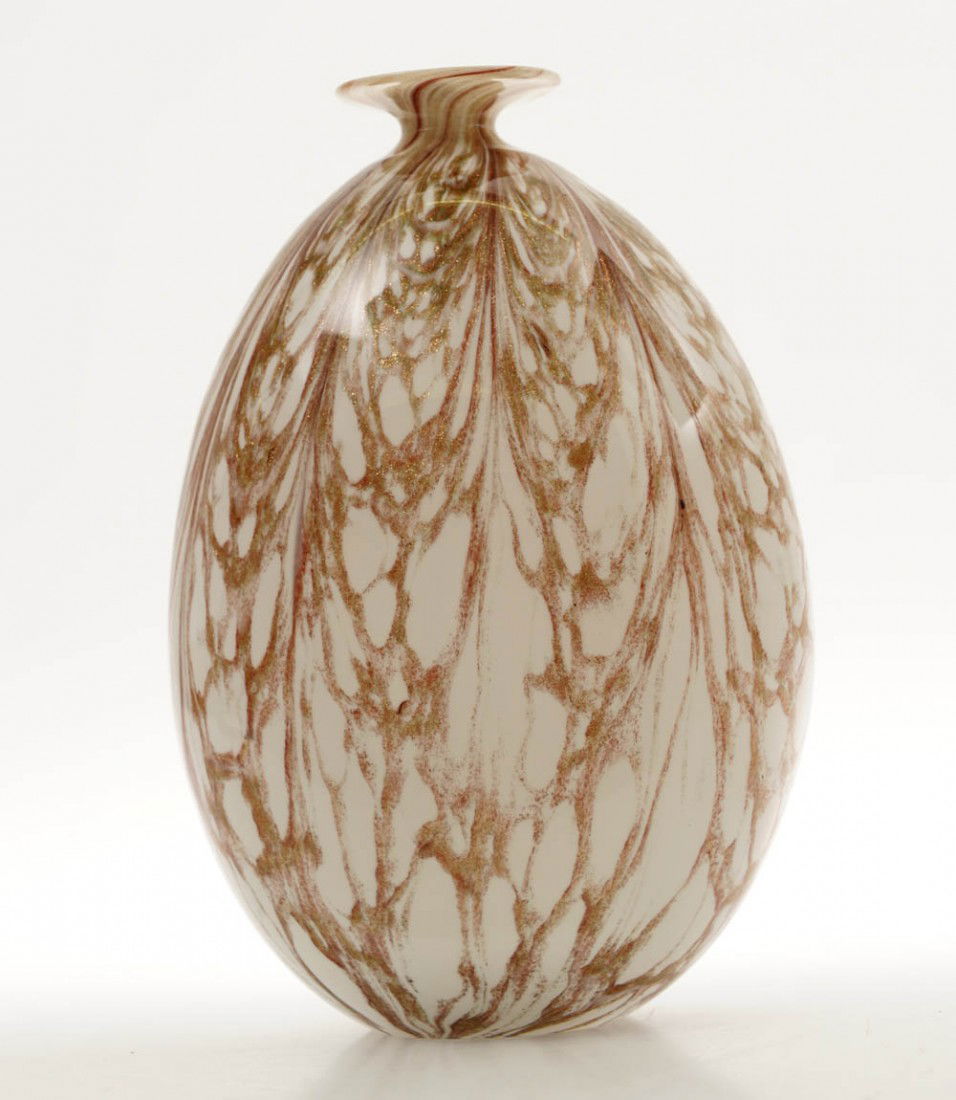 Antonio da Ros, Vase, um 1960: Ausführung: Gino Cenedese, Murano. Opakweißes Glas, gekämmte Aufschmelzungen von Aventuringlas, kräftig farblos überfangen. Mit Herstelleretikett. H. 22,5 cm.