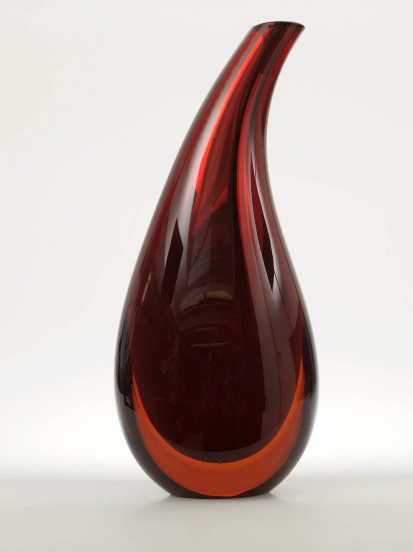 Gino Cenedese, Murano, Vase, um 1955: Für Etro, Mailand. Massives, rot getöntes Glas, innerer Hohlraum mit metallischer Beschichtung, innen schwarz. Boden bez.: ETRO (graviert). H. 49 cm.