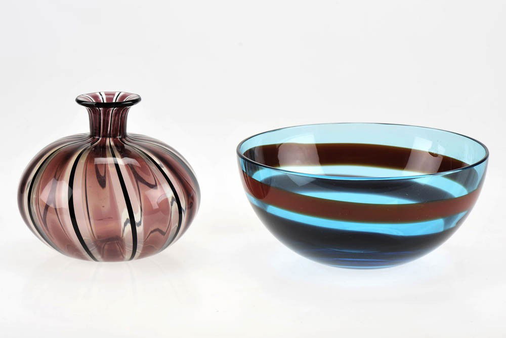 Gianni Versace, Schale, 2002: Ausführung: Venini & C., Murano, 2002. Türkisblau getöntes Glas, zwei horizontal umlaufende Bandeinschmelzungen in Violett u. opakem Rot. Originales Klebeetikett auf der Wandung. VENINI MURANO MADE