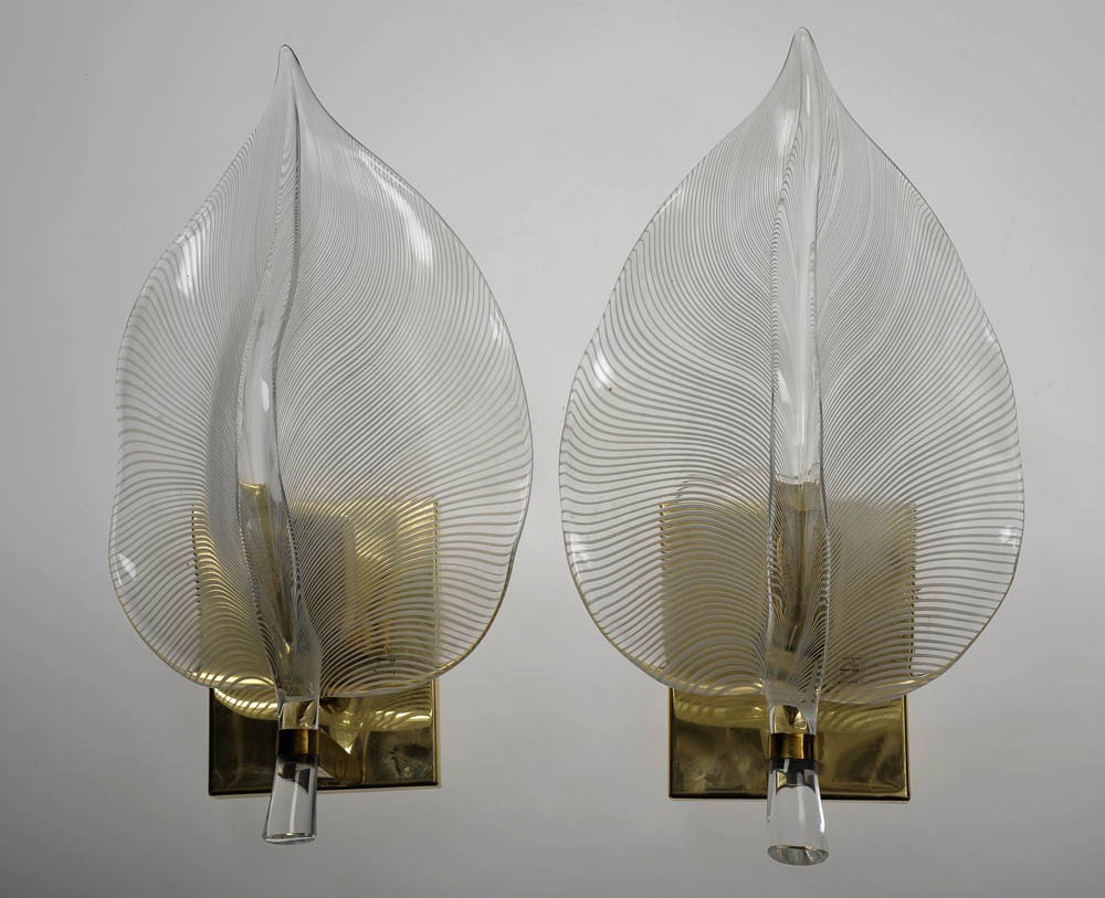 Franco Luce, Murano, Paar Wandlampen, um 1970: Schirm in Form eines Blattes aus farblosem Glas mit Fadenaufschmelzungen aus opakweißem Glas, Wandhalterung aus Messing, einflammig elektrifiziert. Bez.: Herstelleretikett. H. 36 cm.