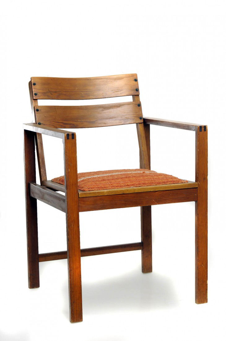 Erich Dieckmann, Armlehnstuhl, um 1926: Ausführung: Staatliche Bauhochschule Weimar, Weimar. Weichholz, braun gebeizt, Rückenlehne aus Sperrholz, Sitzfäche gepolstert, Bezug aus Wollgewebe mit Streifendekor in Orangebrauntönen. H. 83 cm