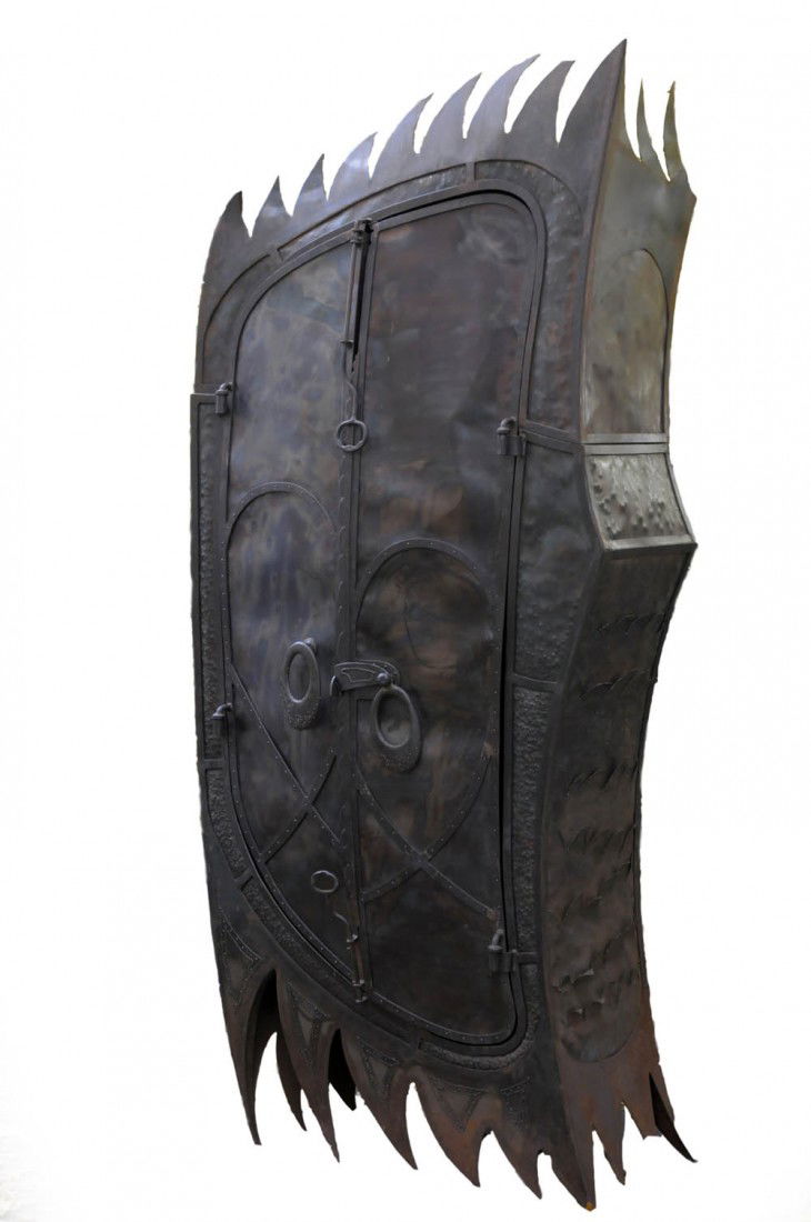 Jon Mills, Schrank, um 1980: Unikat. Metall, Metallblech, geschmiedet, vernietet, grün-braun patiniert, innen petroltürkis und zyklamrot bemalt, Riegelschloss; Innenausstattung mit vier Fachböden und einer Stange. H. 290 cm; B