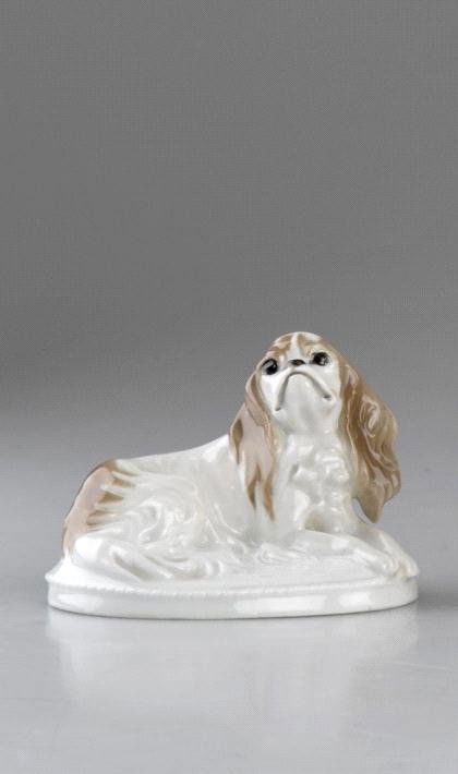 Fritz Diller, King Charles-Hund, 1913: Ausführung: Ph. Rosenthal, Selb, Modell-Nr. 287, um 1920. Porzellan, glasiert, Unterglasurbemalung in Braun mit Schwarz. Bez.: Fabrikmarke (grüner Glasurstempel), K.287, 4 (geprägt). H. 5,5 cm.
