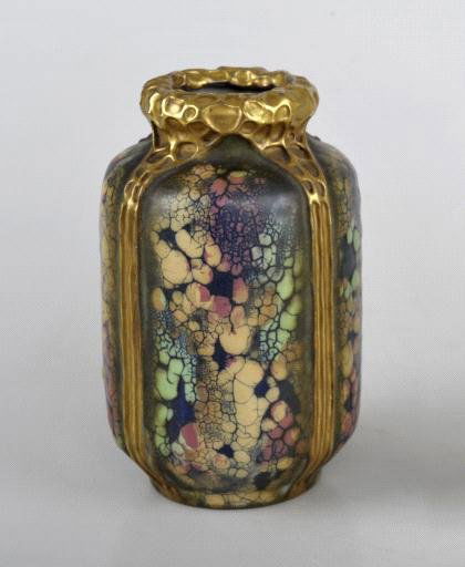 Amphora-Werke, Riessner, Stellmacher & Kessel, Tur: Elfenbeinporzellan, reliefiert ausgeformt, mehrfarbige Mattglasur mit Tupfendekor über braunem u. violettfarbenem Fond, vertikaler Banddekor u. Mündungsring vergoldet. Bez.: Amphora, 3737, G (geprä