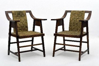 Hans Vollmer, Paar Armlehnstühle, um 1902: Ausführung: Prag-Rudniker Korbwaren-Fabrikation, Wien. Rüsterholz, dunkelbraun gebeizt, Sitz u. Rückenlehne mit originalem Korbgeflecht. Rückwärtige Sitzzarge mit Originalschild des Herstellers,