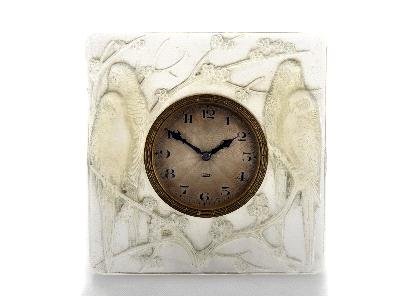 René Lalique, Wingen-sur-Moder u. Paris : Hellblau opalisierendes Pressglas mit zwei Paar Wellensittichen auf Blütenzweigen in Relief. Unten sign.: R. LALIQUE (Relief); auf der Randkante oben bez.: France (Schriftzug, graviert). Zylindrische